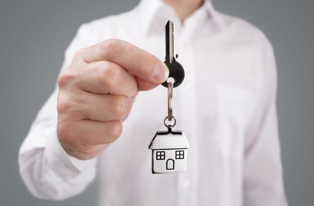 Giving a house key | Advantages of using a mortgage broker - Blog Featured Image”